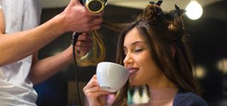 Getränke frei - Salon "𝓓𝓪𝓷𝓷𝔂'𝓼" in Wismar - Ihr Friseur und Beauty-Experte