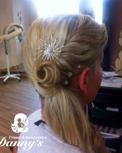 Long Hair Bride © Salon "𝓓𝓪𝓷𝓷𝔂'𝓼" in Wismar - Ihr Friseur und Beauty-Experte